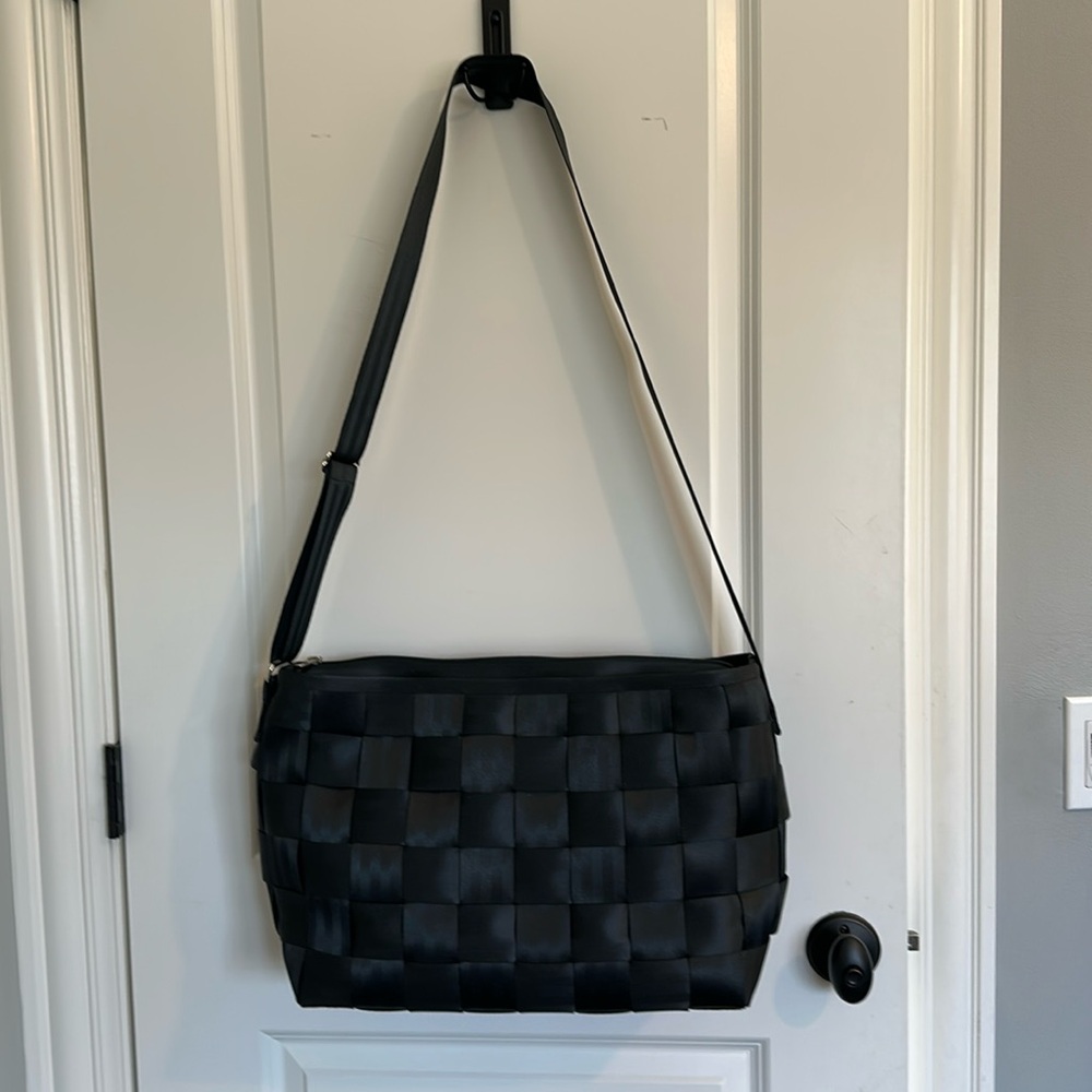 Harvey’s Original Seatbelt bag - black messengerr w/feet